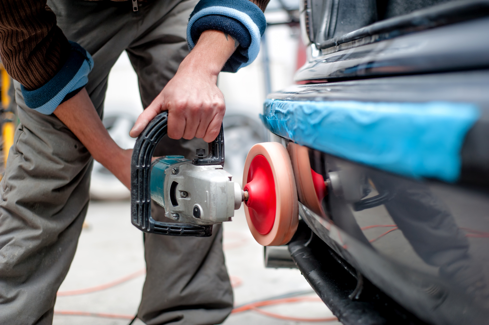 Professional,Mechanic,Using,A,Power,Buffer,Machine,For,Cleaning,The